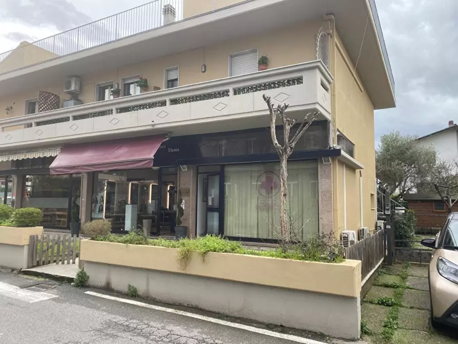 locale commerciale in vendita a Massa in zona Quercioli