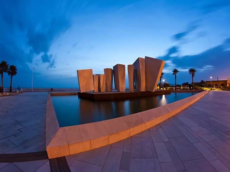 locale commerciale in vendita a Massa in zona Marina di Massa