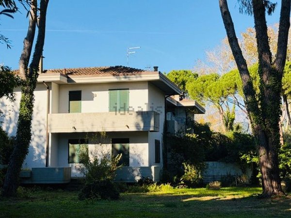 casa indipendente in vendita a Massa in zona Marina dei Ronchi