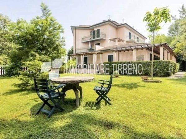 appartamento in vendita a Massa in zona Poveromo