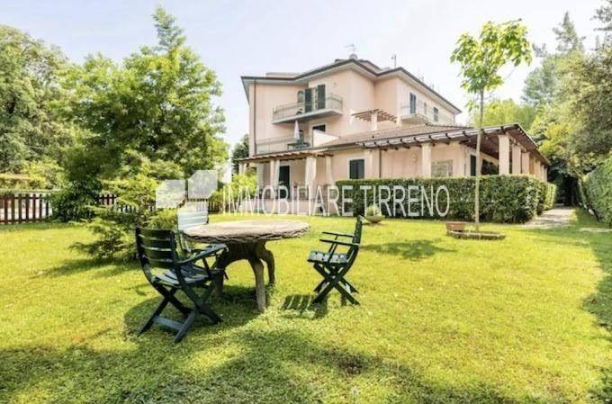 appartamento in vendita a Massa in zona Poveromo