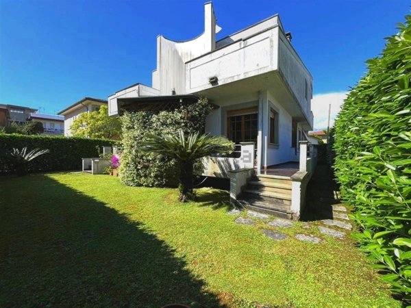 casa indipendente in vendita a Massa in zona Marina dei Ronchi