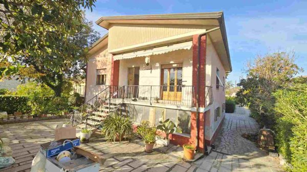 casa indipendente in vendita a Massa in zona Marina dei Ronchi