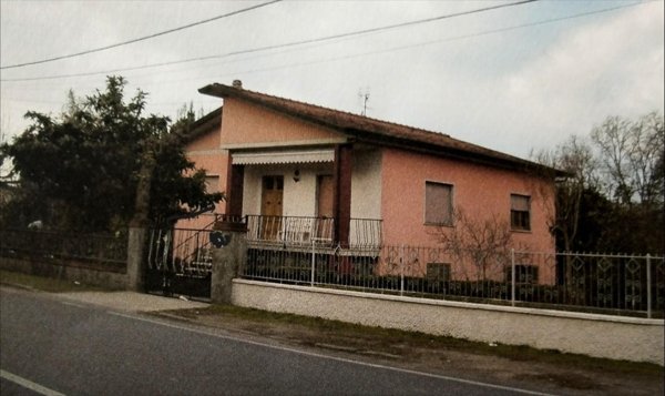 casa indipendente in vendita a Massa in zona Poveromo