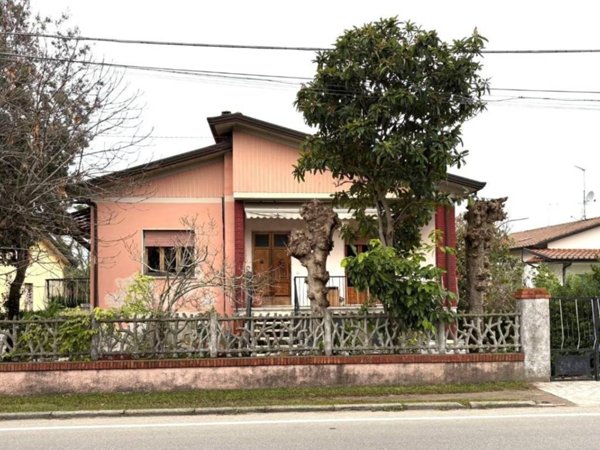 casa indipendente in vendita a Massa in zona Marina dei Ronchi