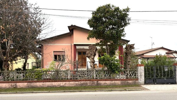 casa indipendente in vendita a Massa in zona Marina dei Ronchi