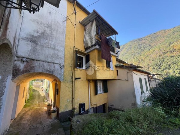 casa indipendente in vendita a Massa in zona Canevara