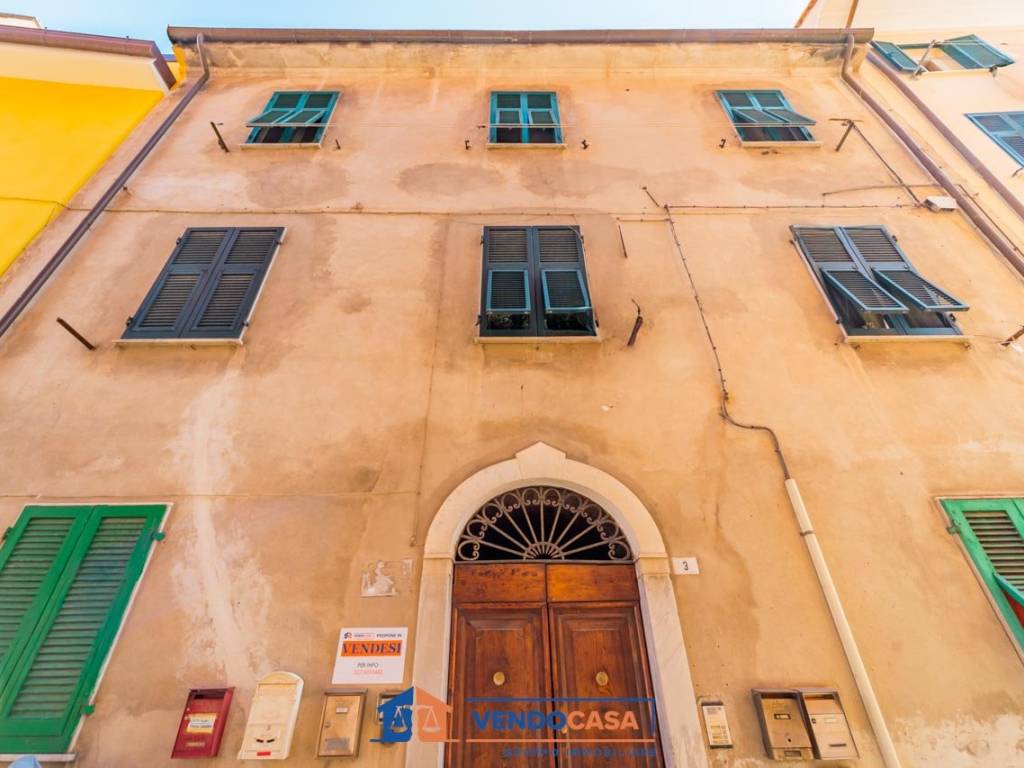 intera palazzina in vendita a Massa in zona Centro Storico