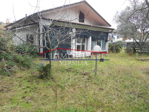 casa semindipendente in vendita a Massa in zona Marina di Massa