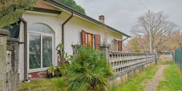 casa semindipendente in vendita a Massa in zona Marina di Massa