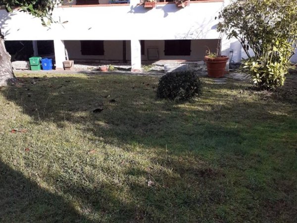 casa indipendente in vendita a Massa in zona Marina dei Ronchi