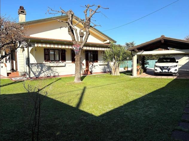 casa indipendente in vendita a Massa in zona Poveromo