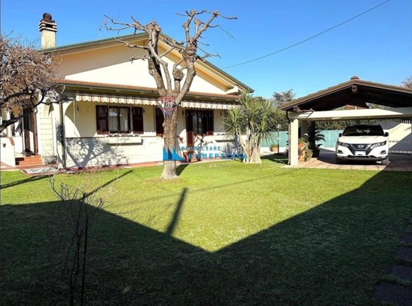 casa indipendente in vendita a Massa in zona Poveromo