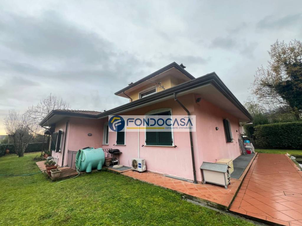 casa indipendente in vendita a Massa