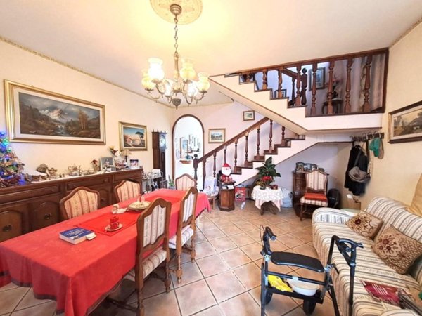 casa indipendente in vendita a Massa