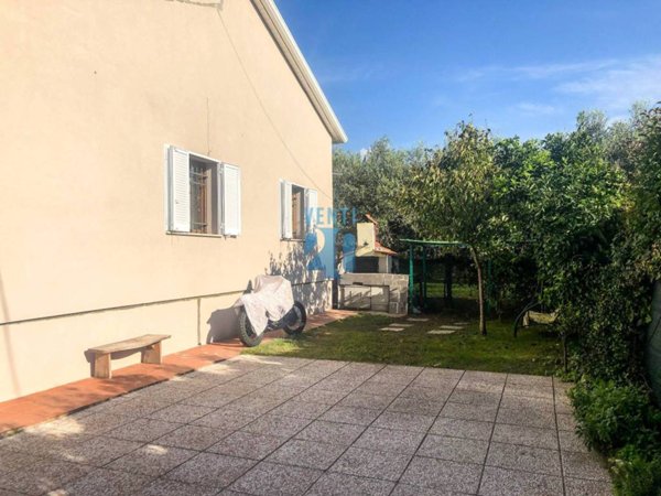 casa indipendente in vendita a Massa in zona Castagnola