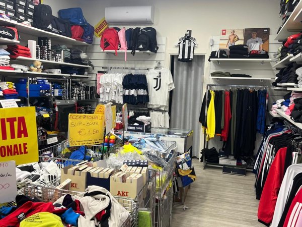 negozio in vendita a Massa in zona Marina di Massa