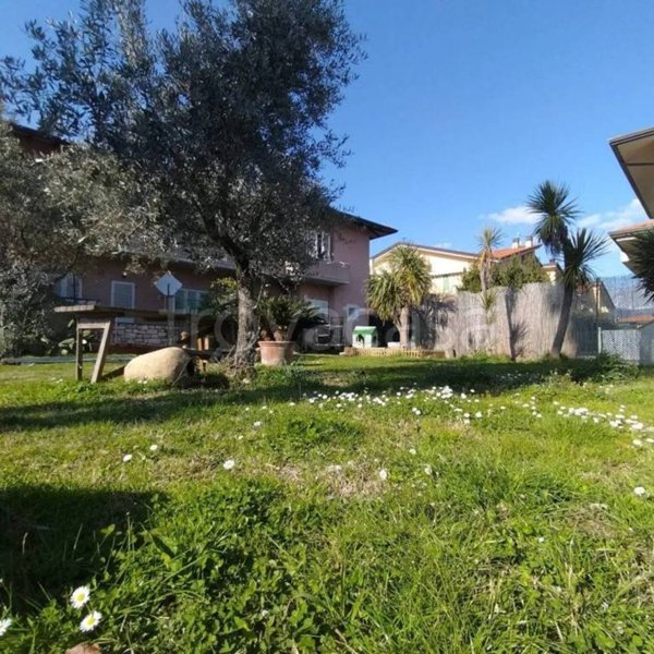 casa indipendente in vendita a Massa in zona Marina di Massa