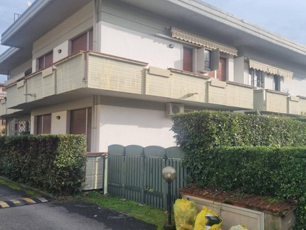 appartamento in vendita a Massa in zona Marina dei Ronchi
