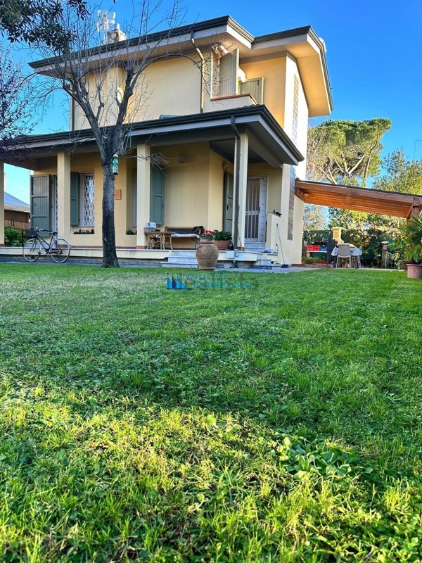 casa indipendente in vendita a Massa in zona Poveromo