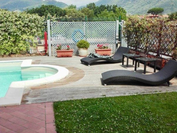 casa indipendente in vendita a Massa