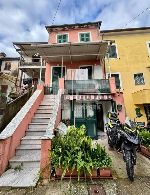 casa indipendente in vendita a Massa in zona Castagnola