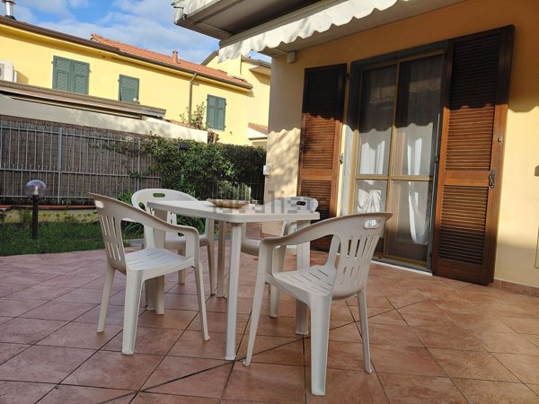 appartamento in vendita a Massa in zona Marina di Massa