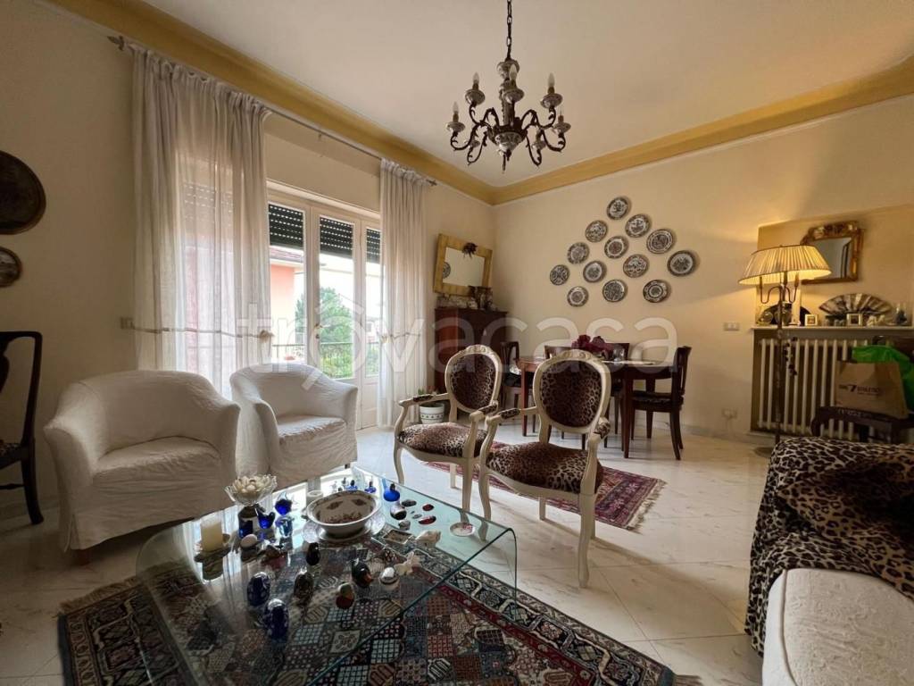 appartamento in vendita a Massa in zona Marina di Massa