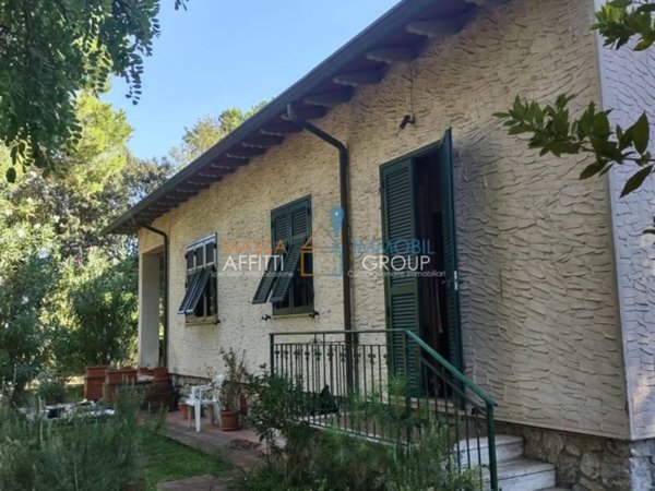 casa indipendente in vendita a Massa in zona Marina di Massa