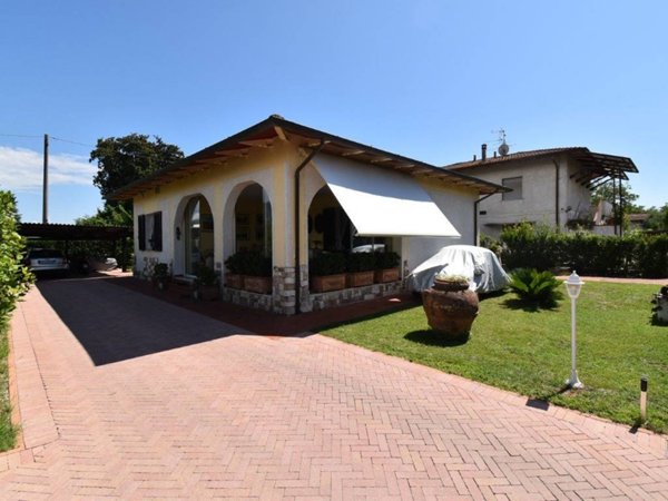 casa indipendente in vendita a Massa in zona Marina di Massa