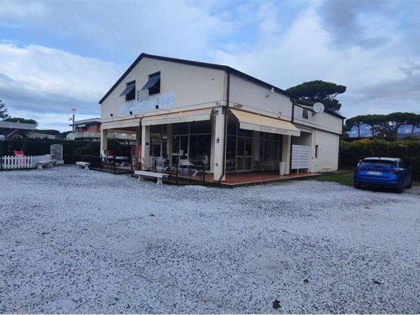 appartamento in vendita a Massa in zona Marina di Massa