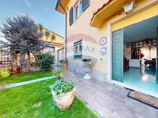 casa indipendente in vendita a Massa in zona Quercioli