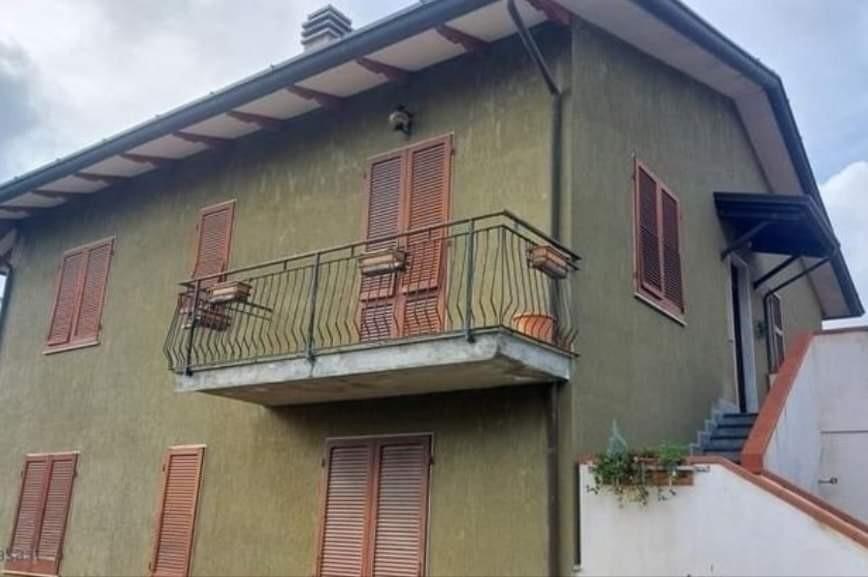 casa indipendente in vendita a Massa in zona Candia