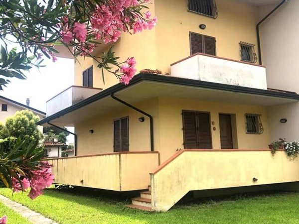 casa indipendente in vendita a Massa in zona Marina di Massa
