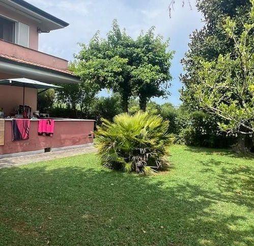 casa indipendente in vendita a Massa in zona Marina di Massa