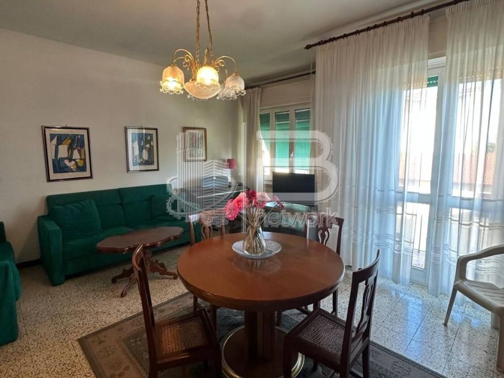 appartamento in vendita a Massa in zona Marina di Massa