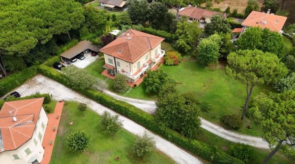 casa indipendente in vendita a Massa in zona Marina dei Ronchi