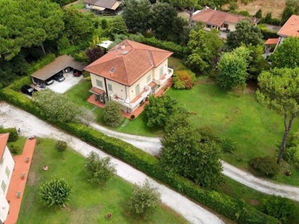 casa indipendente in vendita a Massa in zona Poveromo