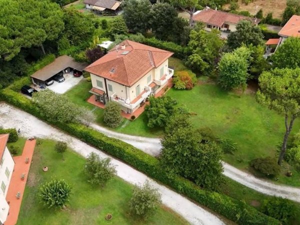 casa indipendente in vendita a Massa in zona Marina dei Ronchi