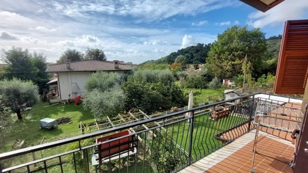 casa indipendente in vendita a Massa