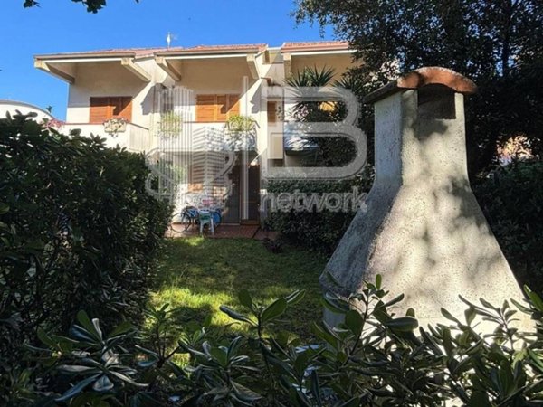 casa indipendente in vendita a Massa in zona Marina di Massa