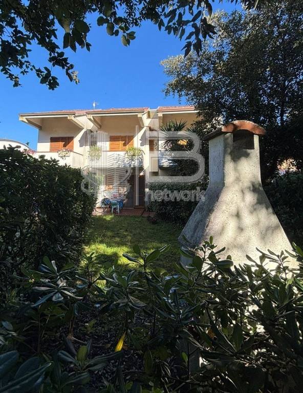 casa indipendente in vendita a Massa in zona Marina di Massa