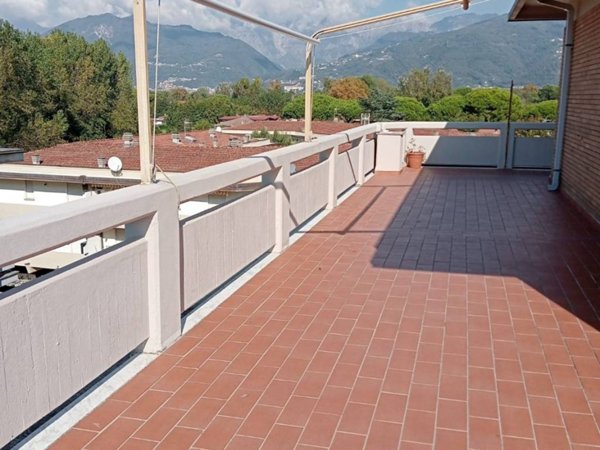 appartamento in vendita a Massa in zona Marina dei Ronchi