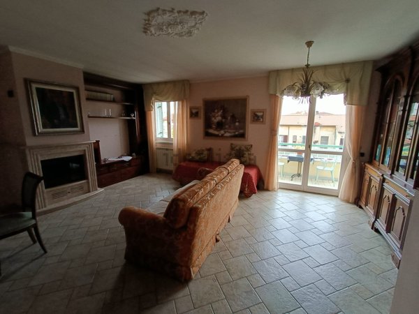 appartamento in vendita a Massa in zona Marina di Massa