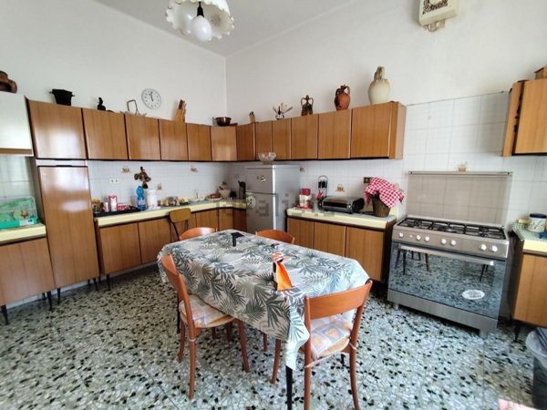 appartamento in vendita a Massa in zona Centro Storico