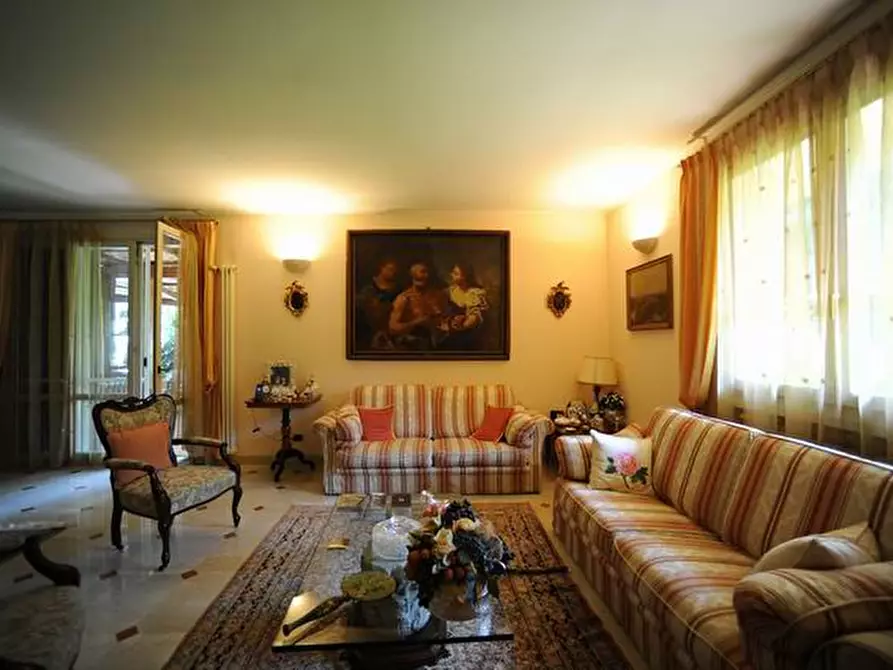 casa indipendente in vendita a Massa