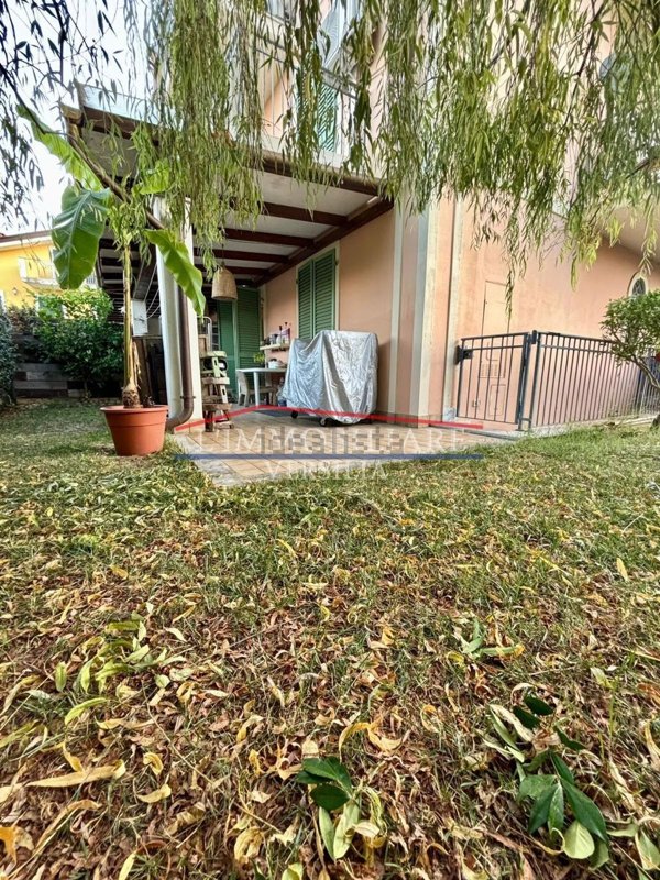 appartamento in vendita a Massa in zona Marina di Massa