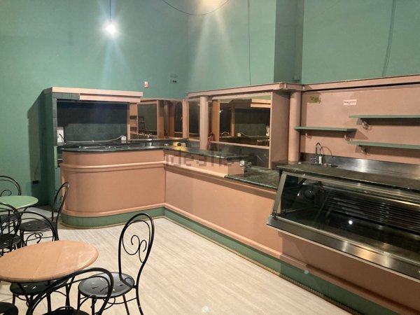 negozio in vendita a Massa in zona Marina dei Ronchi