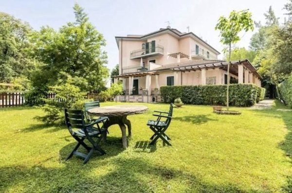 appartamento in vendita a Massa in zona Marina dei Ronchi