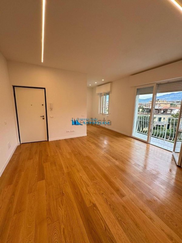 appartamento in vendita a Massa in zona Marina dei Ronchi